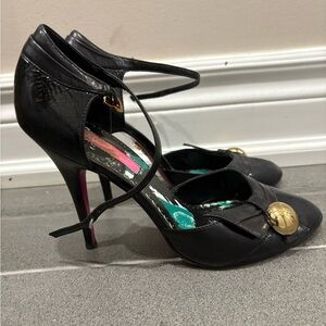 Elegant Black Heels with Gold Accent